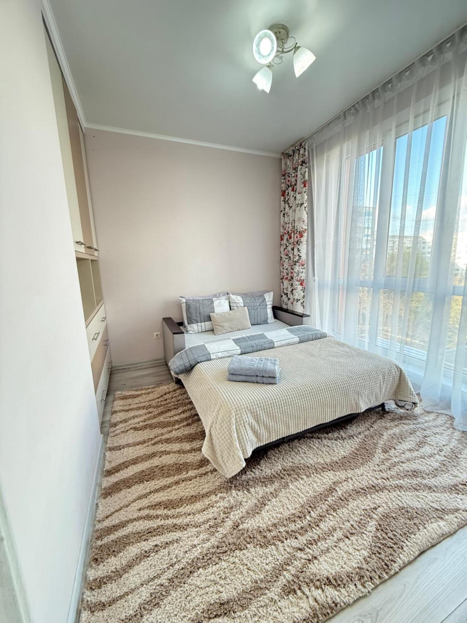 Cozy Two Bedroom Large Apartment Chisinau Exterior foto